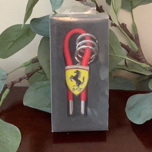 📌 NIB Original Ferrari Scuderia Rubber Strap Key Ring - Picture 2 of 2